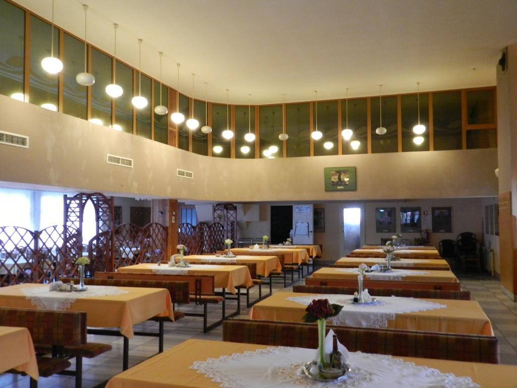 Dom Pielgrzyma Hotel Kalwaria Zebrzydowska Ngoại thất bức ảnh